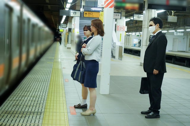 「えっ!おばさんの私が?!」我が子の前で痴●され必死に抵抗するも愛液を垂れ流し絶頂が止まらない巨尻母 娘の前では強気な巨尻教育ママ 3