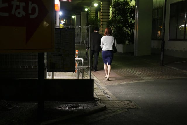 「えっ!おばさんの私が?!」我が子の前で痴●され必死に抵抗するも愛液を垂れ流し絶頂が止まらない巨尻母 娘の前では強気な巨尻教育ママ 8