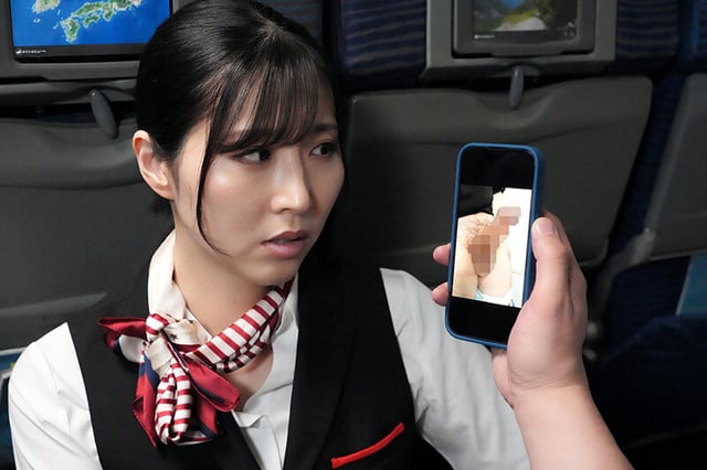 「盗撮した画像を見せていただけませんか？」間違えたフリしてチ○ポ画像を見せて赤面するおばさんCAは目の前で勃起チ○ポを見せつけられても嫌じゃない 10