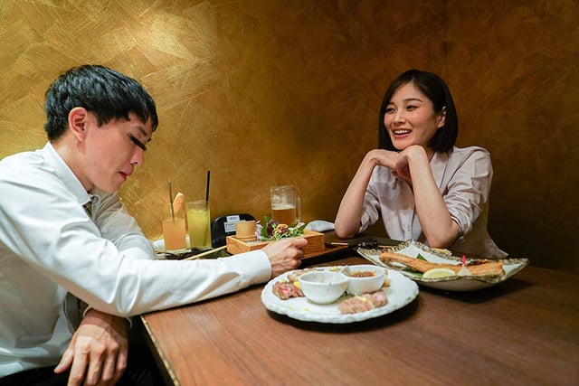 通行人は二度見する!ドラマの主人公のような不意打ち路上キスで火がついたホロ酔い人妻上司は浮気欲が止まらない 9