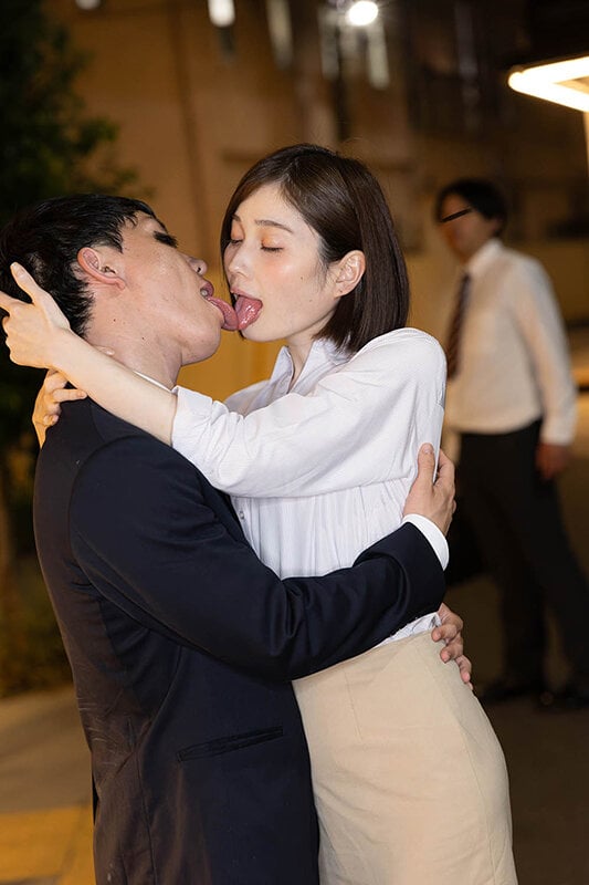 通行人は二度見する!ドラマの主人公のような不意打ち路上キスで火がついたホロ酔い人妻上司は浮気欲が止まらない 10