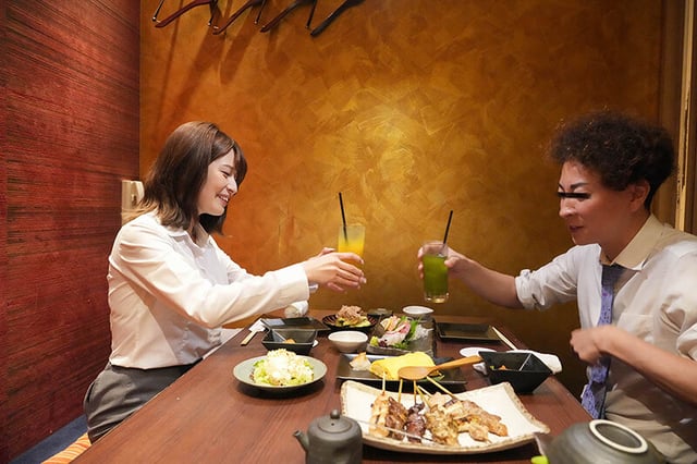 通行人は二度見する!ドラマの主人公のような不意打ち路上キスで火がついたホロ酔い人妻上司は浮気欲が止まらない 15