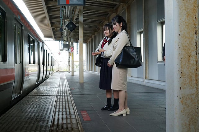 「えっ！おばさんの私が？！」我が子の前で痴●され必死に抵抗するも愛液を垂れ流し絶頂が止まらない巨尻母VOL.2 11
