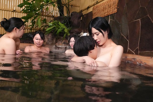 「おちんちん大きくさせてごめんね」小さいから大丈夫だろうと女湯に一緒に入った甥っ子がおっぱいだらけの状況にフル勃起!慌てた叔母さんがこっそり抜いてくれましたVOL.2 5