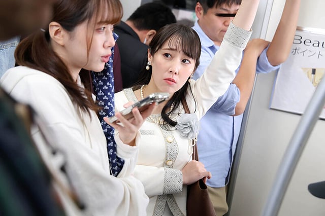 「えっ!おばさんの私が?!」我が子の前で触られ必死に抵抗するも愛液を垂れ流し絶頂が止まらない巨尻母VOL.4 6