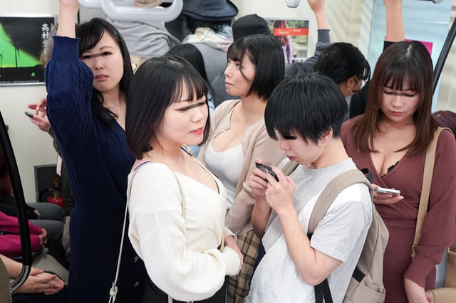 「おちんちん大きくさせてごめんね」小さいから大丈夫だろうと女性専用車両に一緒に入った甥っ子がおっぱいだらけの状況にフル勃起！慌てた叔母さんがこっそり抜いてくれました 3