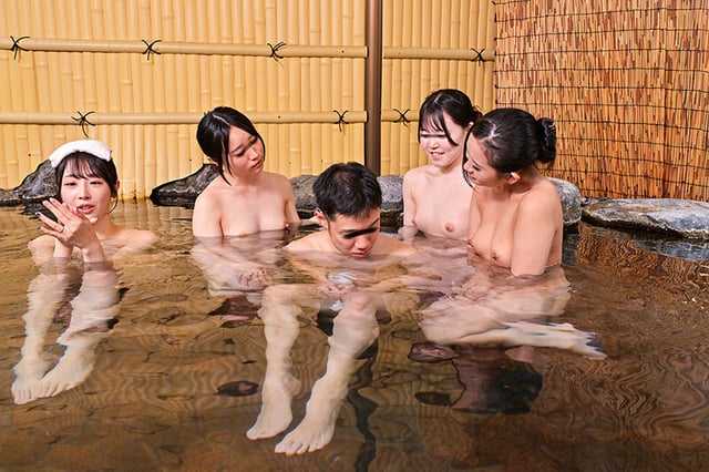 「おちんちん大きくさせてごめんね」小さいから大丈夫だろうと女湯に一緒に入った甥っ子がおっぱいだらけの状況にフル勃起！慌てた叔母さんがこっそり抜いてくれましたVOL.3 5