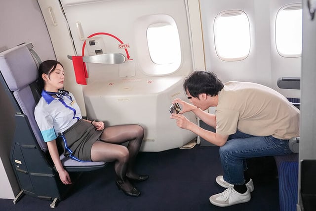 「内緒で撮った画像を見せていただけませんか？」間違えたフリしてチ○ポ画像を見せて赤面するおばさんCAは目の前で勃起チ〇ポを見せつけられても嫌じゃないVOL.3 10