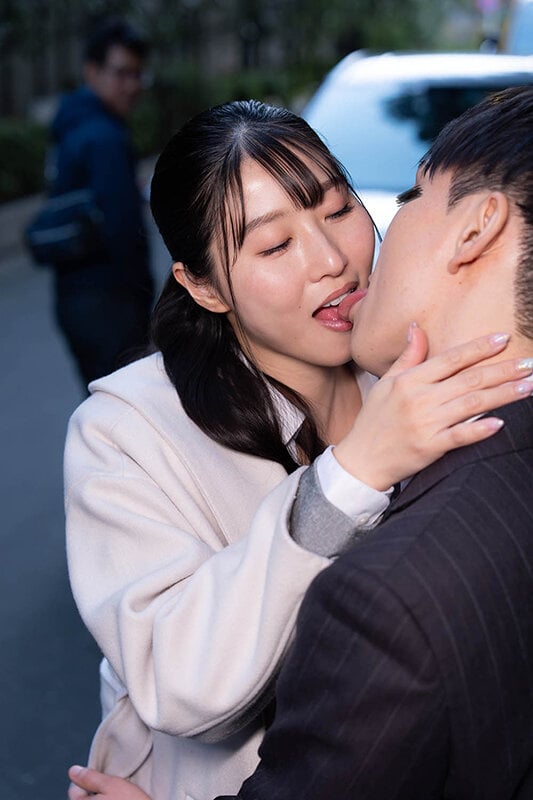 通行人は二度見する！ドラマの主人公のような不意打ち路上キスで火がついた人妻上司は浮気欲が止まらないVOL.2 9