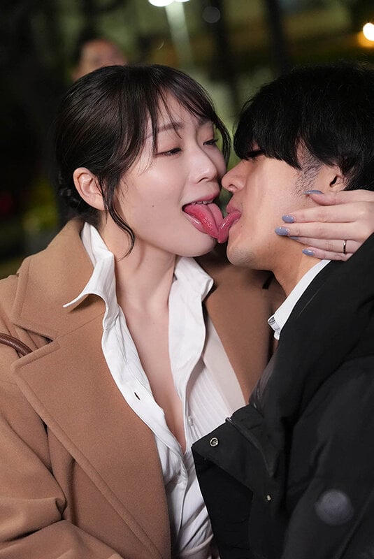 通行人は二度見する！ドラマの主人公のような不意打ち路上キスで火がついた人妻上司は浮気欲が止まらないVOL.2 14