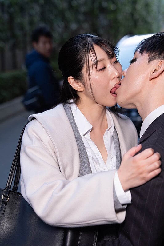通行人は二度見する！ドラマの主人公のような不意打ち路上キスで火がついた人妻上司は浮気欲が止まらないVOL.2 20