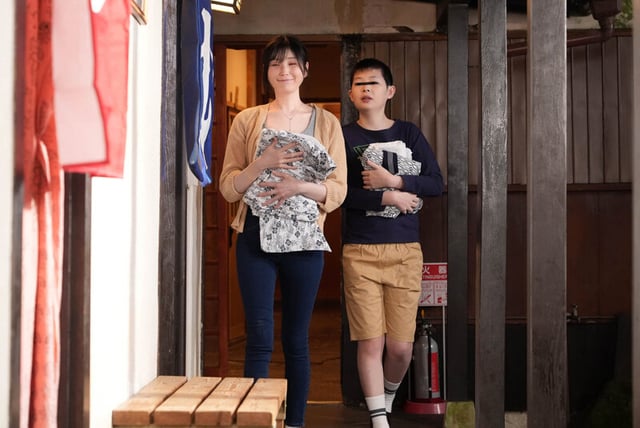 「おちんちん大きくさせてごめんね」小さいから大丈夫だろうと女湯に一緒に入った甥っ子がおっぱいだらけの状況にフル勃起！慌てた叔母さんがこっそり抜いてくれましたVOL.5 スレンダー美乳叔母さん Eカップ 2