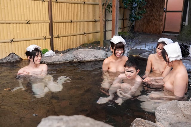 「おちんちん大きくさせてごめんね」小さいから大丈夫だろうと女湯に一緒に入った甥っ子がおっぱいだらけの状況にフル勃起！慌てた叔母さんがこっそり抜いてくれましたVOL.5 スレンダー美乳叔母さん Eカップ 4