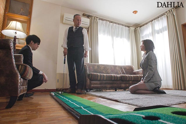 関係を持って今年で5年。会社経営の父は私にとっては1人の男です。今では危険日に何度も中出しをしています。美乃すずめ 2