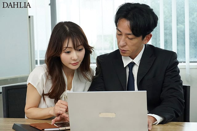 出張先で長年一緒に働く女子社員と相部屋。「お前だけとは無いわ…」と冗談を言い合っていた関係なのにセックスしたら最高すぎた。 小沢菜穂 1