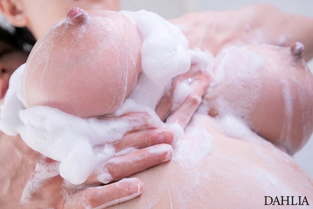 無自覚にこぼれるIcupおっぱい 貧乳彼女の姉が爆乳すぎて理性崩壊、むしゃぶりハメ狂ってしまった僕。 朝海汐 7