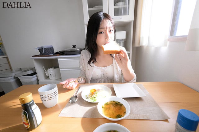 最高の奥さんと、初めてのリアル妊活中出し。緊張ドキドキ密着ハメまくり結婚性活へようこそ! 三葉ちはる 1