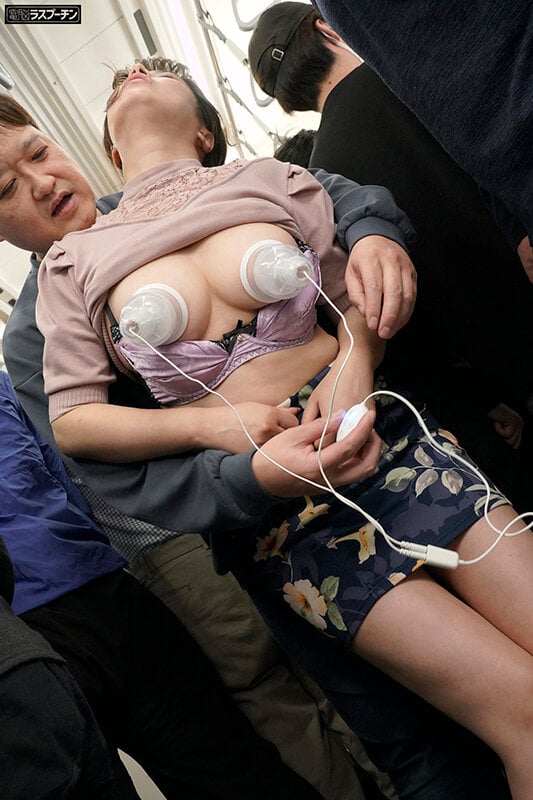 満員電車で前後を挟まれ羽交いじめ乳首開発される巨乳美女2 橘内ひなた 11