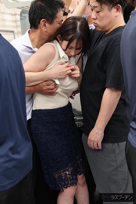 満員電車で吊り革にぶら下げられ両乳首同時開発のすえ無念の発情してしまった巨乳美女4 二羽紗愛 3