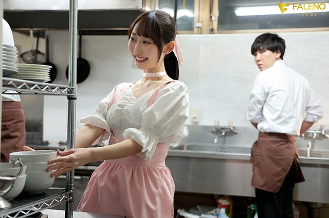 バイト中に彼氏を嫉妬させ仕事中にガン突きSEX 声も出せない状況に興奮して連続イキするド変態ウェイトレス 山下紗和 1