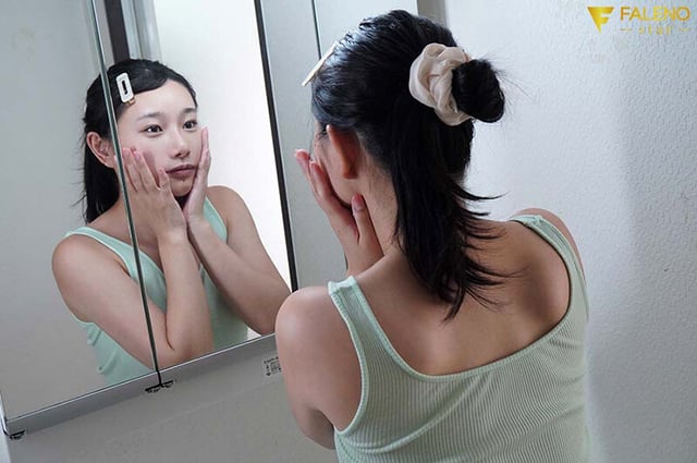 終電逃して後輩女子の家に泊まったら…ノーブラ部屋着での無自覚挑発に耐え切れず朝までヤりまくった 三葉ちはる 7
