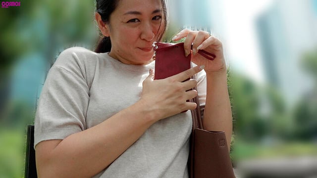 子持ちのおばさんだけどおち〇ぽ欲しいの カエデさん(43歳) 1