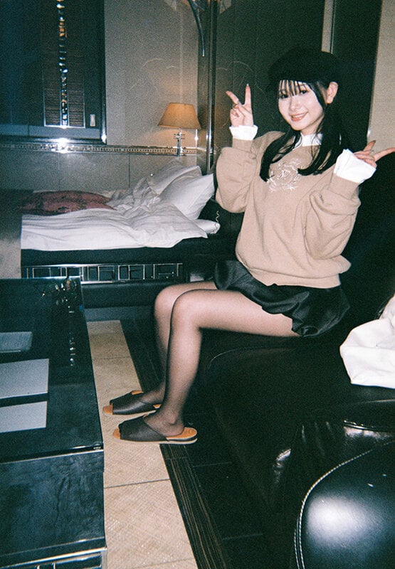 会社では大人しめな理系女子の静河さんにいきなりラブホデートに誘われ…初めからヤル気マンマンだったような小悪魔スマイルで何度も射精と中出しを求めてきた。 1