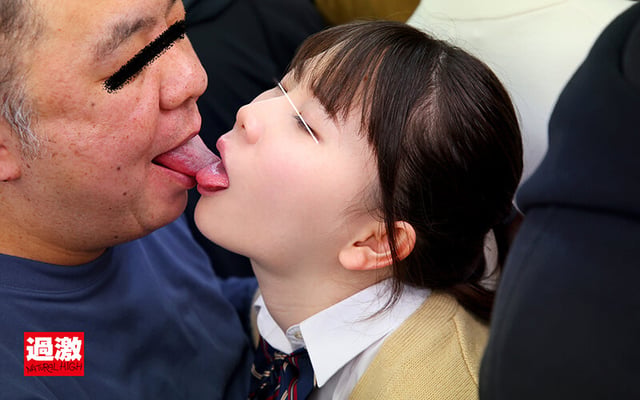 対面痴●で何度もイカされ糸が引くほど舌を絡ませるベロキス発情娘 12