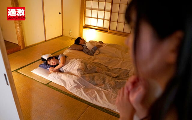 修学旅行の夜、こっそり布団の中で何度もイカセてレズに目覚めさせてしまった同級生に数年後…夫が近くにいるのに密着スロー乳首舐めでレズ返しされた私 14