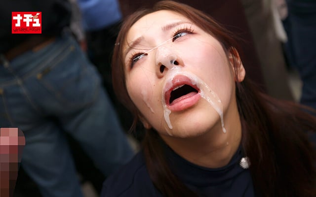 彼氏の横で粘着クリいじりされ声も出せず隠しエロ顔しまくる女 8