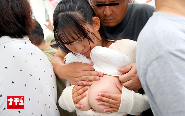 頑なに乳首を隠す巨乳女子の両手が感じてノーガードになるまでオイル揉みしまくれ！2 10