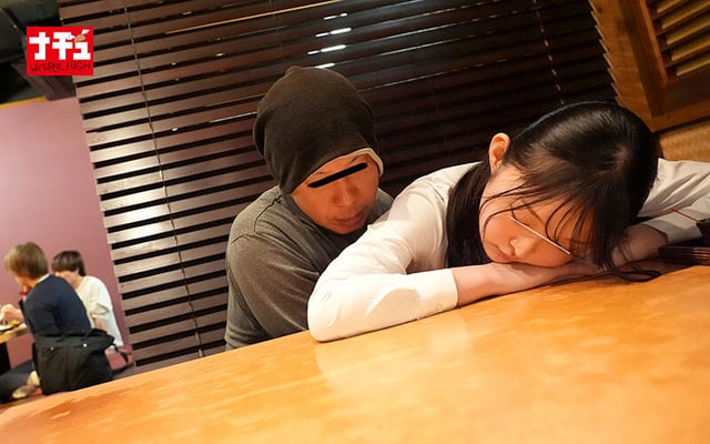居酒屋羞恥 パンストの中で手マンされ濡れシミができるほどイキ潮を吹きまくる就活女子 15