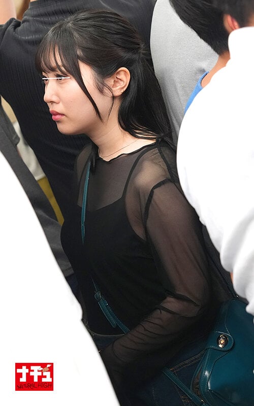 電車の中でインナーを抜き取られ透け巨乳を見られる羞恥で抵抗できないシアーシャツ女子3 8