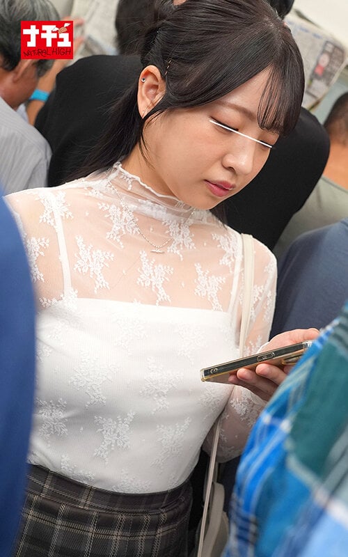 電車の中でインナーを抜き取られ透け巨乳を見られる羞恥で抵抗できないシアーシャツ女子3 12