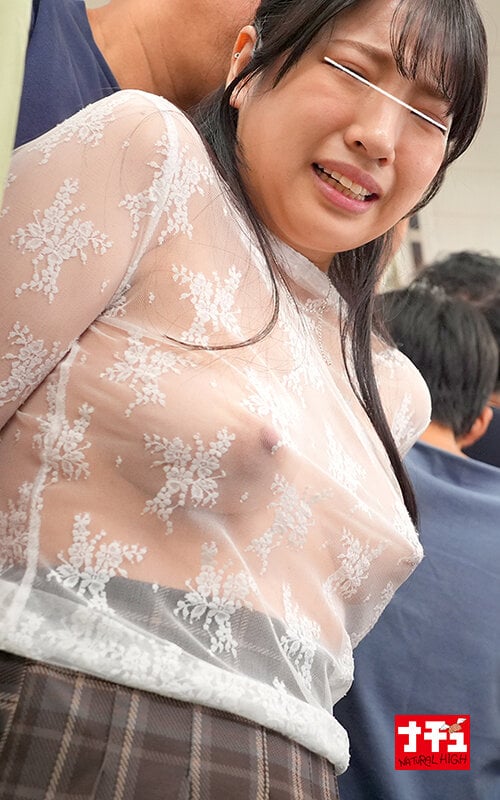 電車の中でインナーを抜き取られ透け巨乳を見られる羞恥で抵抗できないシアーシャツ女子3 13