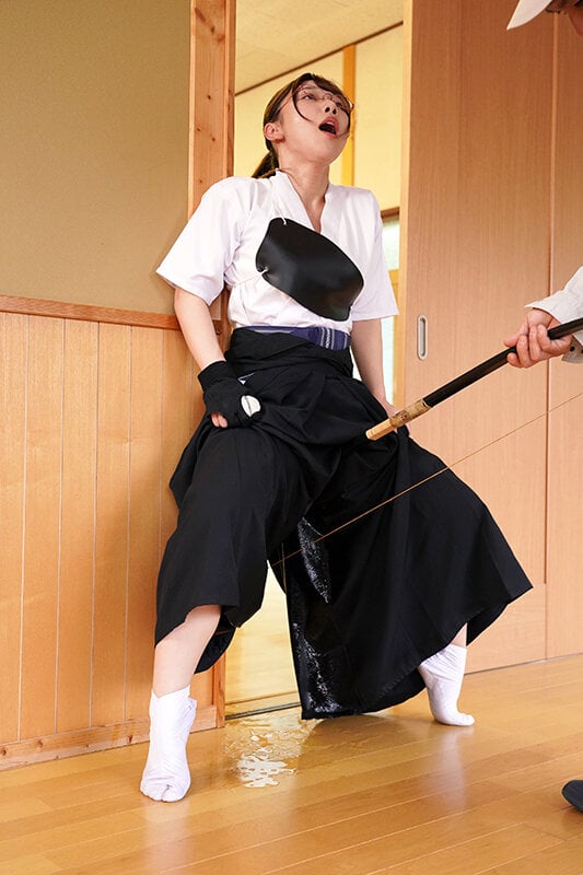 まさかこんなけなげなひよこ女子が…媚薬を盛られ理性完全崩壊!!ところかまわず異物オナニー!イキ漏らしアクメ!! 4 <部活中のスポーツ女子編> 16
