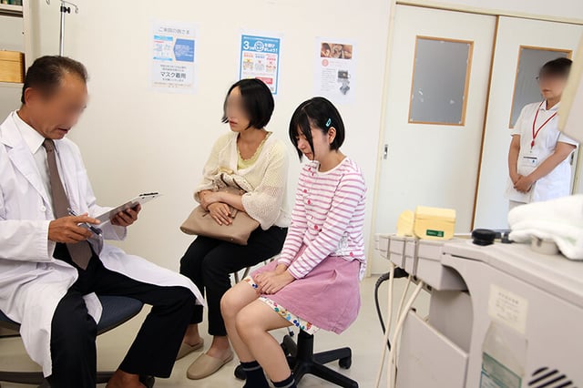 ‘絶対に感じてはいけない状況で…’未成熟な膣内を大きな指でドリルのようにかき回され強●開発されたチビっこひよこ女子 15