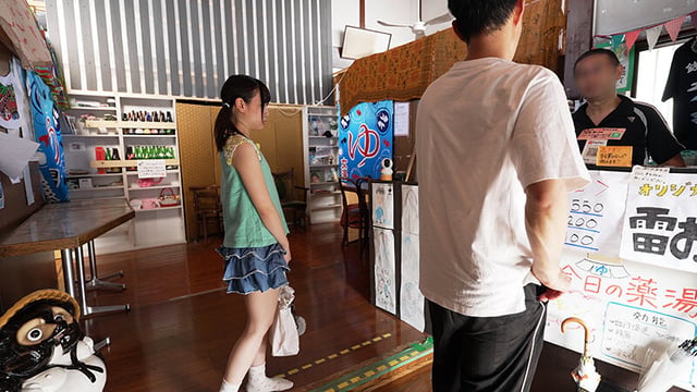 銭湯で見知らぬおじさんのおちんちんをワザと勃起させてもてあそぶ痴女っ子たち。 15