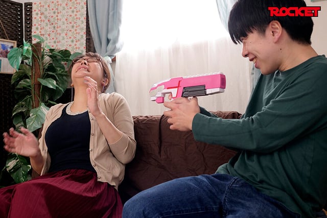 洗脳家族II ~禁断の近親相姦光線銃を使ったら祖母、母、妹、全員僕のいいなり~ 1