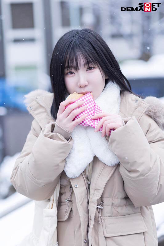 未だ恋も知らない処女 湯浅紬(20) クラスで唯一物怖じせずに話せる、化粧っ気のない二次元エロ好き女オタク。そんなあの娘が東京でAVデビュー 3