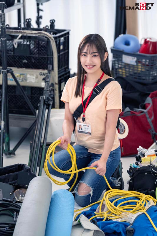 演出部 新卒2年目 吉岡美琴（22）将来は女性監督として活躍したい若手AD…だったら作品や女優さんの気持ちを知ることが第一歩！ハメ撮り監督ならぬ‘ハメられ撮り監督’になるべく初めてのAV出演してみたら潮吹き＆激イキ体質でした！【圧倒的4K映像でヌク！】 2