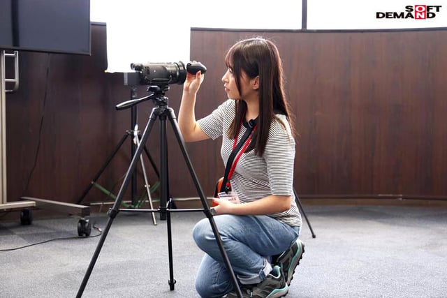 演出部 新卒2年目 吉岡美琴（22）将来は女性監督として活躍したい若手AD…だったら作品や女優さんの気持ちを知ることが第一歩！ハメ撮り監督ならぬ‘ハメられ撮り監督’になるべく初めてのAV出演してみたら潮吹き＆激イキ体質でした！【圧倒的4K映像でヌク！】 4
