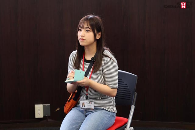 演出部 新卒2年目 吉岡美琴（22）将来は女性監督として活躍したい若手AD…だったら作品や女優さんの気持ちを知ることが第一歩！ハメ撮り監督ならぬ‘ハメられ撮り監督’になるべく初めてのAV出演してみたら潮吹き＆激イキ体質でした！【圧倒的4K映像でヌク！】 5