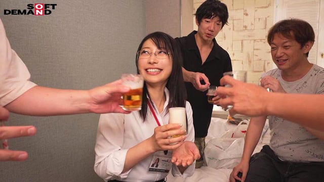 平日の昼間から恐縮ですが、乾杯からの挿入に至りました。in 新宿のラブホ 秘書 守屋よしの 9
