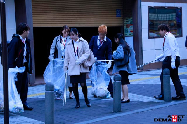 SOD深夜のゴミ拾いの裏でお酒が入って同僚とセックスしていたSOD女子社員4名 3