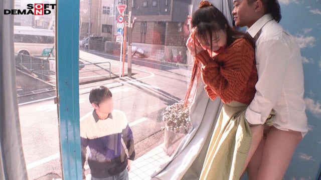 マジックミラー号 服着たままでいいのでマッサージさせてくれませんか!?と声をかけ巷で話題のクイックマッサージを初体験!愛する旦那とはミラー越し30cmの状況で声を我慢すればするほど感じちゃう…本物人妻が我慢できずにスカートの中で不倫SEX 11