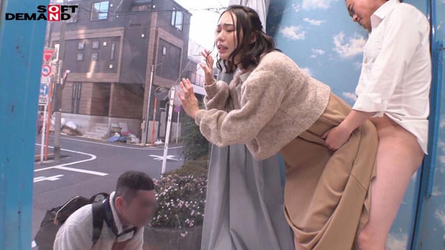 マジックミラー号 服着たままでいいのでマッサージさせてくれませんか!?と声をかけ巷で話題のクイックマッサージを初体験!愛する旦那とはミラー越し30cmの状況で声を我慢すればするほど感じちゃう…本物人妻が我慢できずにスカートの中で不倫SEX 16