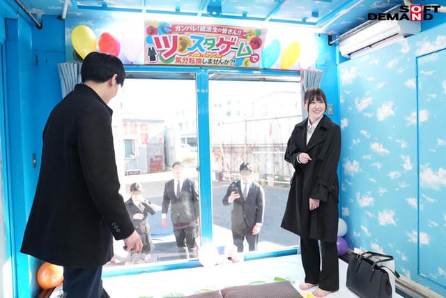 リクルートスーツ姿の女子大生が賞金獲得目指してノーパンノーブラ姿でぬるぬるローションツ〇スターゲーム!密着状態で肌をこすり合っていたら会社説明会帰りの同級生男子と一線を越えて羞恥SEXしてしまうのか? 2