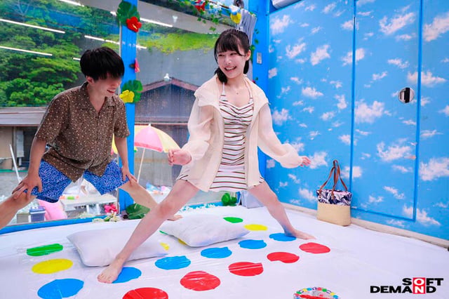 マジックミラー号 海辺で遊んでいる仲良し大学生グループに声をかけ水着でローションぬるぬるツ○スターゲーム！男女が密着状態で肌をこすりあってたら一線を超えて羞恥 SEX してしまうのか？！ 16
