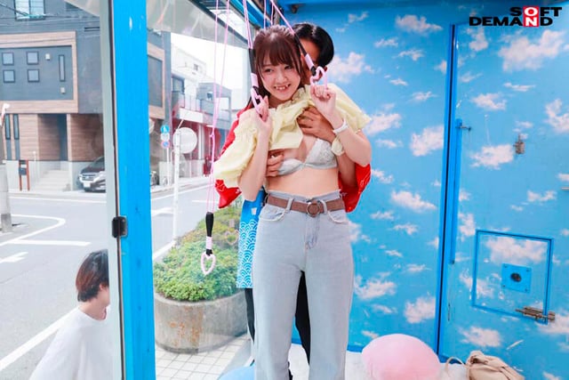 マジックミラー号 絶対に気持ちよくなってはイケない!!!愛する彼氏とはミラー越し30cmの状況でくすぐり我慢ゲームと称して凄腕AV男優の妙技でHにいじくりたおす!!! 鎖骨の綺麗なオフショル女子5名収録 7